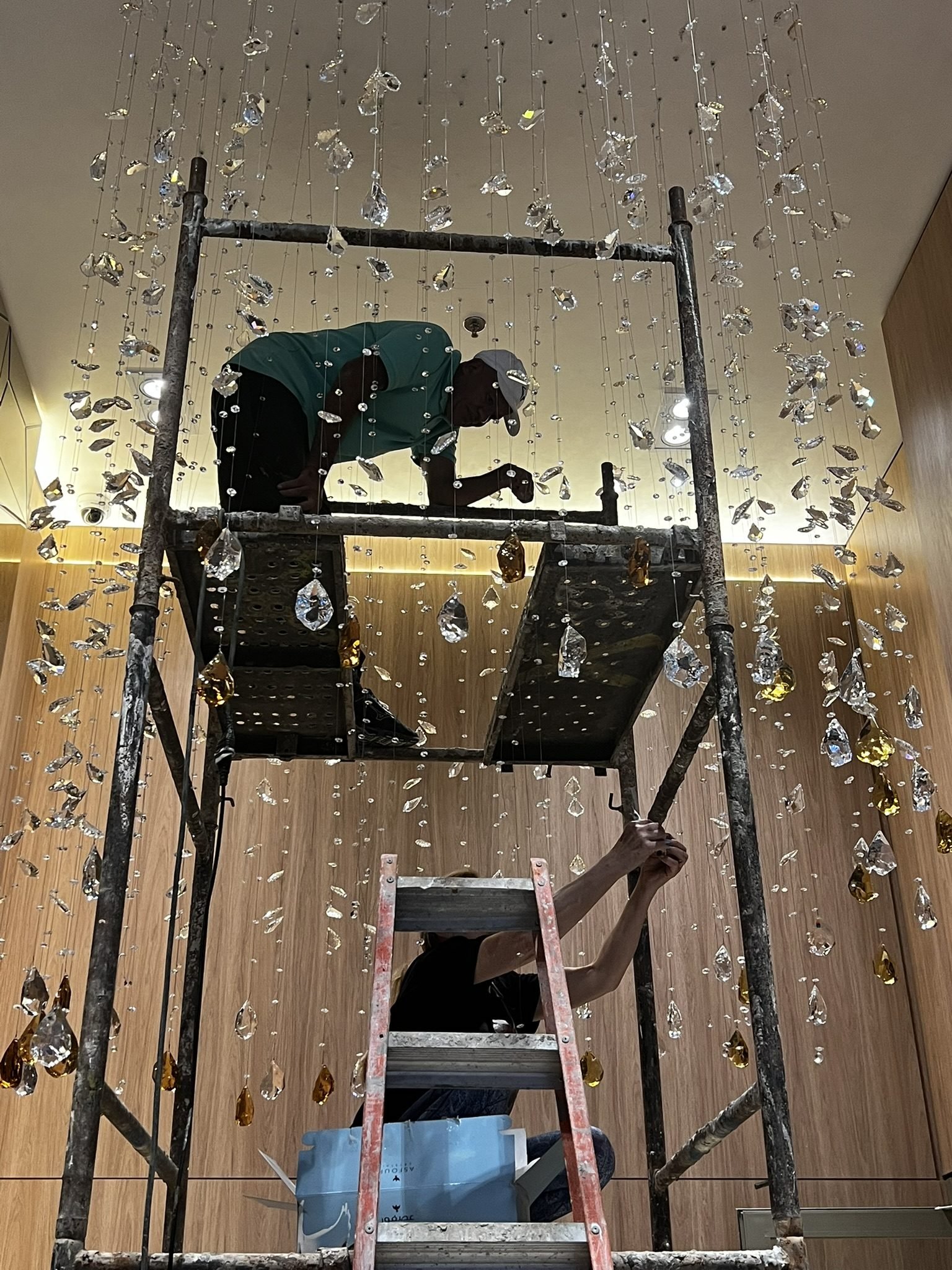 Chuva de Cristal Âmbar — instalação