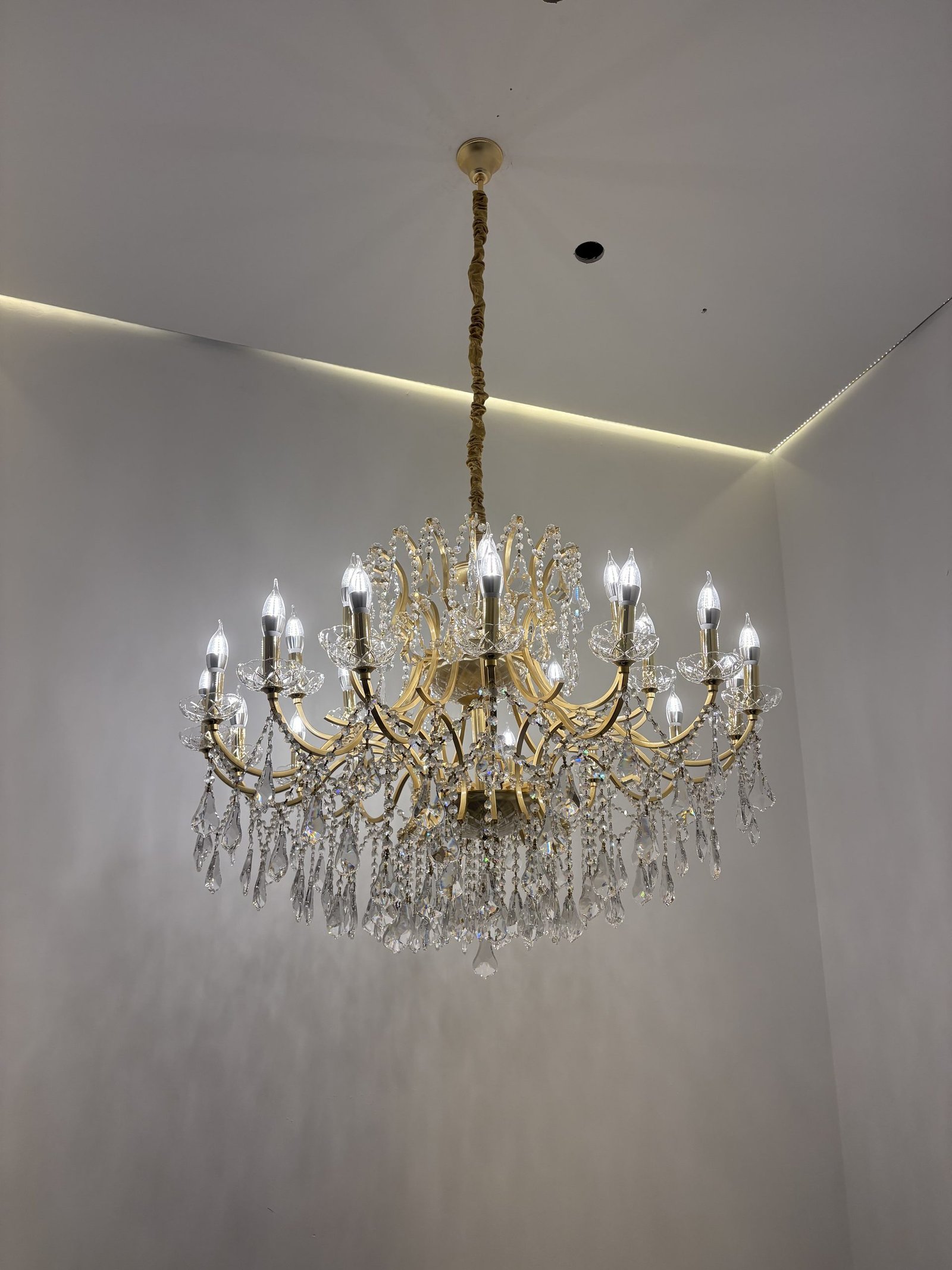 Loja EGP Viagens, Vila Mariana — Lustre Clássico em Cristal e Dourado