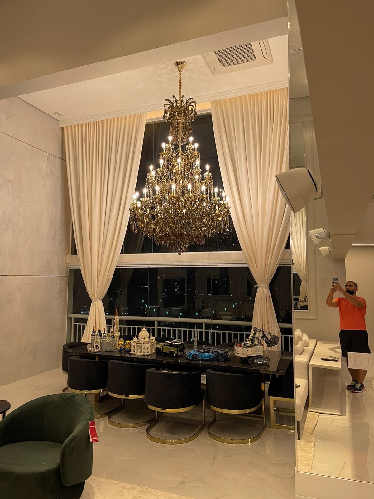 Residência Morumbi — Lustre clássico em cristal, sala de jantar