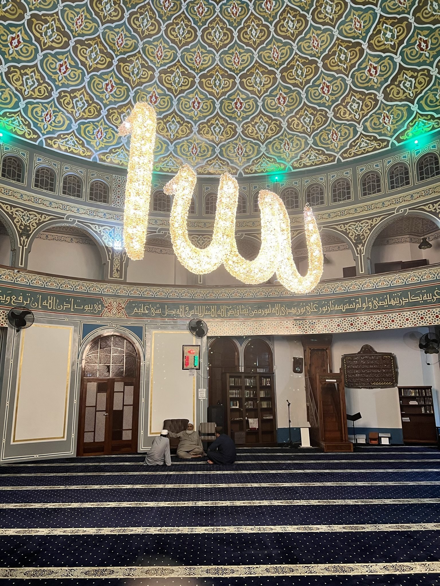 Mesquita Santo Amaro — Fiéis reunidos sob a caligrafia luminosa