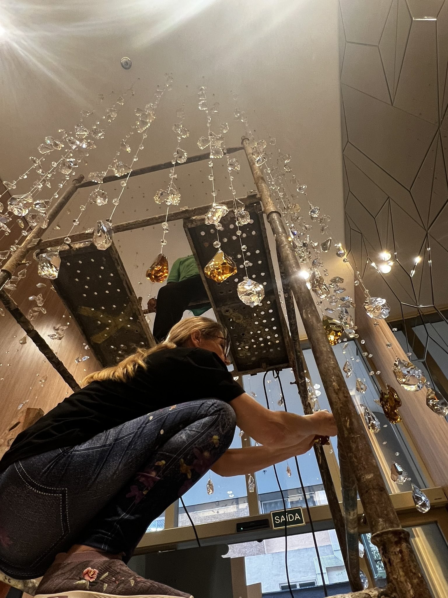 Chuva de Cristal Âmbar — Equipe instalando chuva de cristal em altura